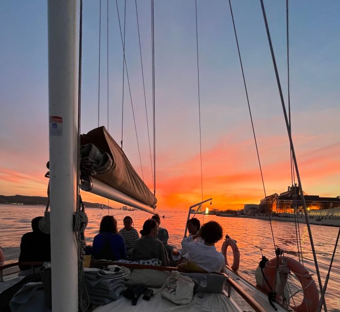 Lisbon: 2H Sunset Boat Cruise Tour with Drinks - Belém Tower and the Monument to the Discoveries