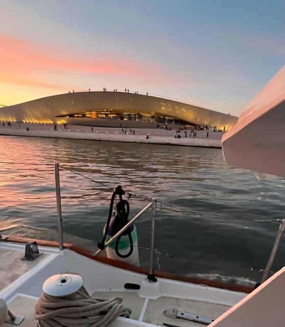Lisbon: 2H Sunset Boat Cruise Tour with Drinks - Meeting the boat at Doca de Alcântara