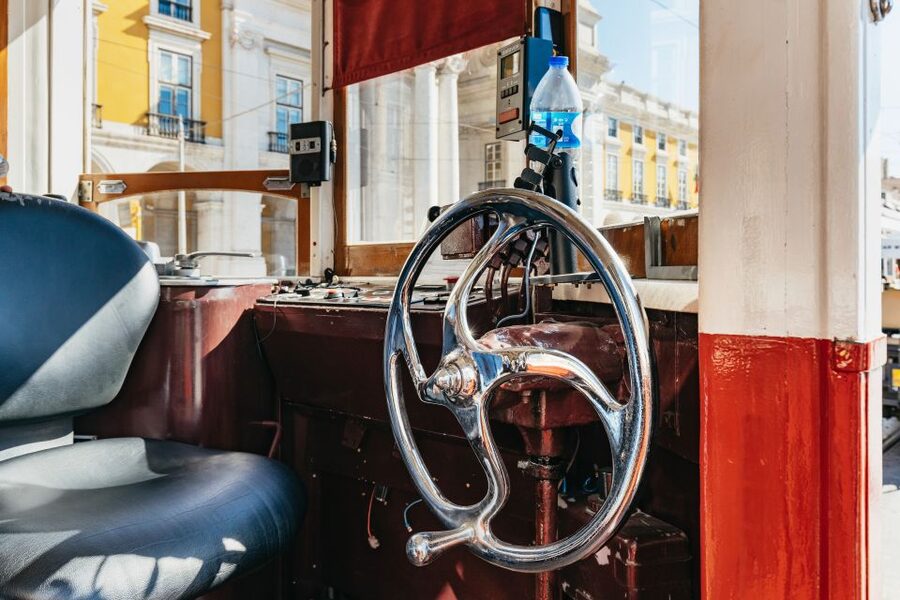 Lisbon: 72/96-Hour Hop-On Hop-Off Bus, Tram & Boat Ticket - Start at Restauradores and sort out the colors