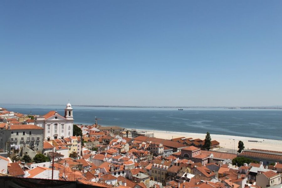 Lisbon: Alfama and São Jorge Castle Quarters Walking Tour - Guides, group feel, and the style of storytelling