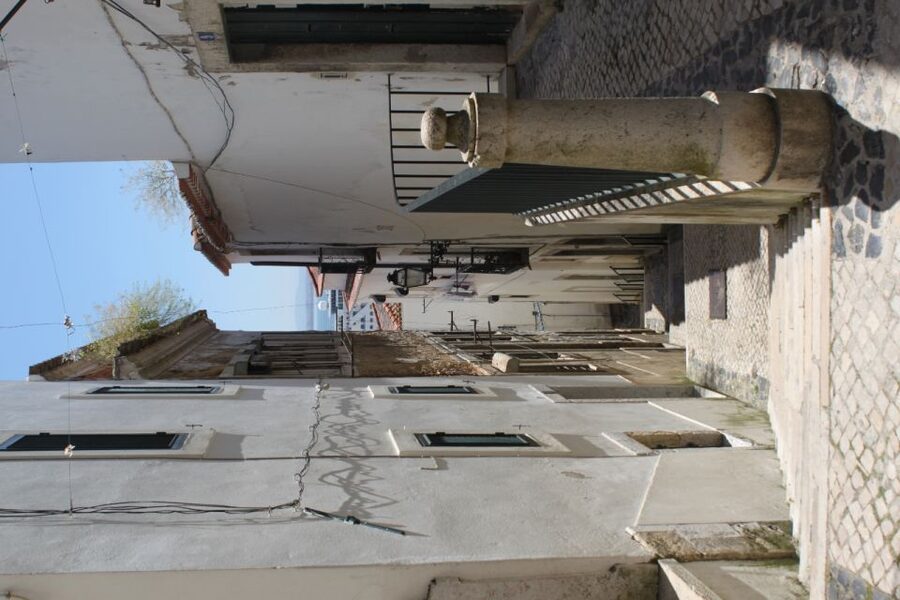 Lisbon: Alfama and São Jorge Castle Quarters Walking Tour - Through lanes, patios, and the old Jewish Quarter