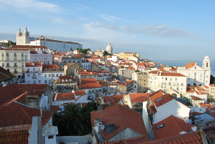 Lisbon: Alfama and São Jorge Castle Quarters Walking Tour - Fado, fountains, and the customs of Alfama