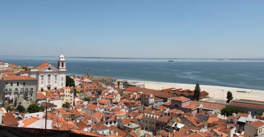 Lisbon: Alfama and São Jorge Castle Quarters Walking Tour - What the São Jorge Castle title really means