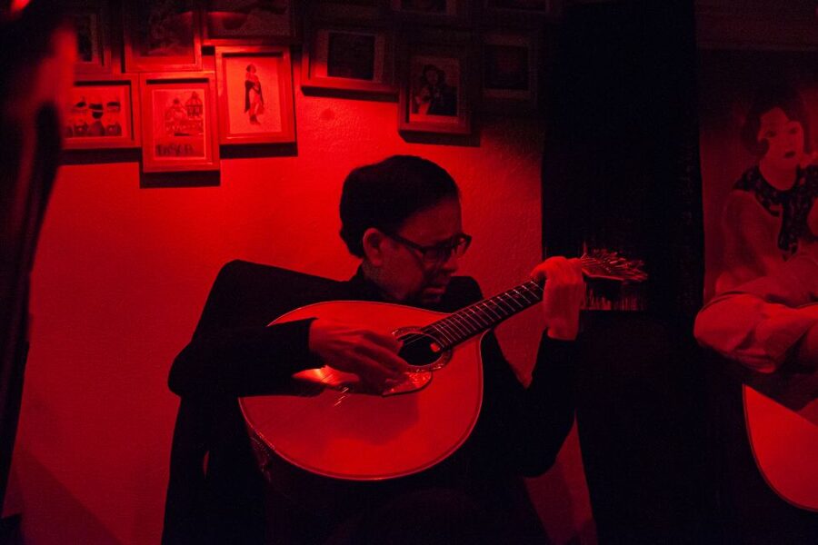 Lisbon: Alfama Tour and Live Fado with Traditional Dinner - Walking through Mouraria’s old lanes