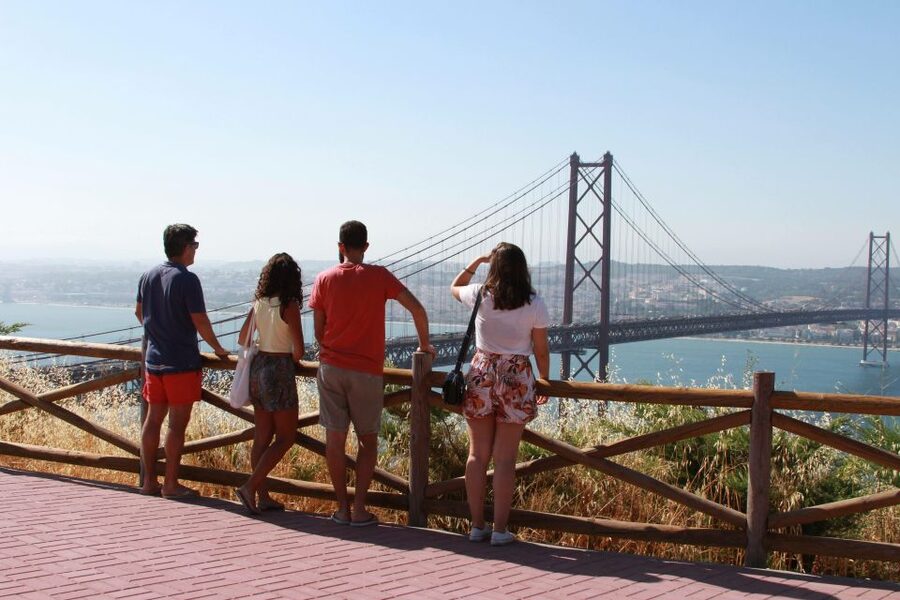 Lisbon: Arrábida and Sesimbra Day Trip with Wine - Arrábida Natural Park and Portinho beach
