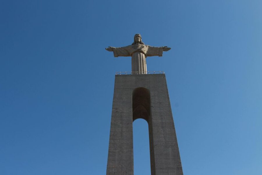 Lisbon: Arrábida and Sesimbra Day Trip with Wine - Sesimbra for seafood, beaches, and free time