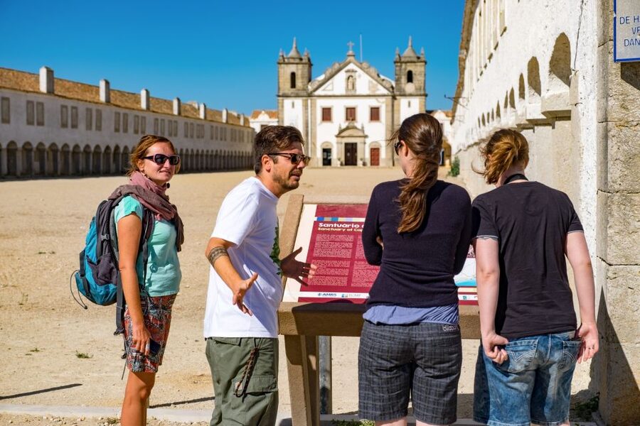 Lisbon: Arrábida Natural Park and Sesimbra Day Trip - What the guides add to the day