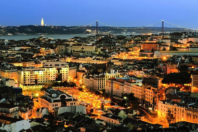 Lisbon: Authentic Fado Show, Dinner and Night Tour - Dinner and live music in a typical Fado restaurant