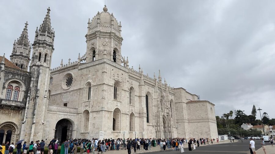 Lisbon: Belem Tour with Pastéis at Jerónimos Monastery - What the guide adds to a two-hour walk