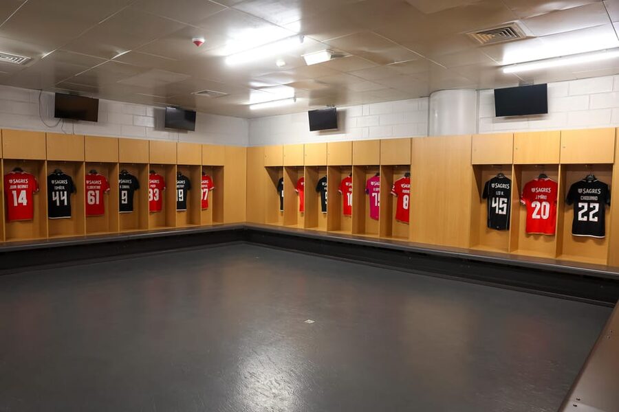 Lisbon: Benfica Luz Stadium Tour with Souvenir Scarf - Finding Door 17 and getting started