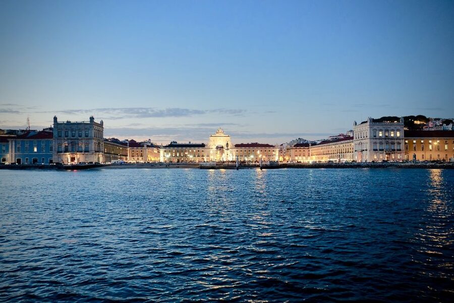 Lisbon: Boat Cruise with Live Fado Performance and a Drink - Who will enjoy this one-hour outing