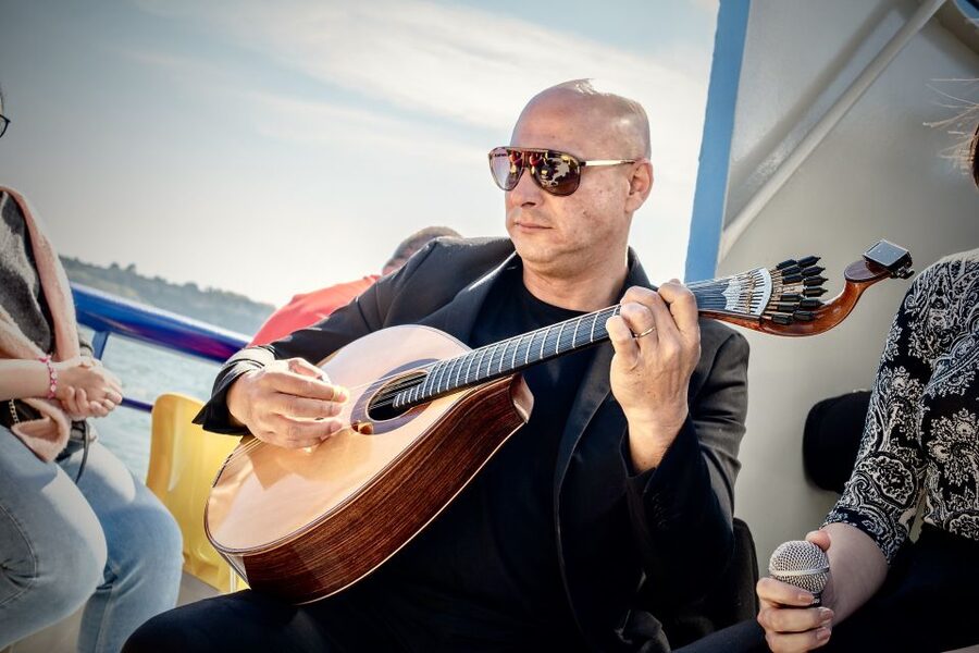 Lisbon: Boat Cruise with Live Fado Performance and a Drink - The live Fado performance
