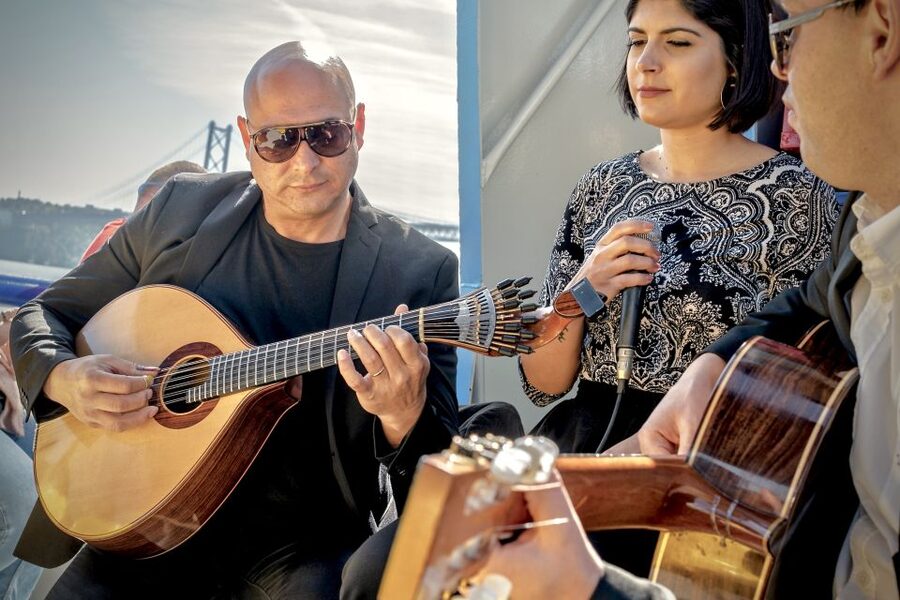 Lisbon: Boat Cruise with Live Fado Performance and a Drink - Starting at Cais da Ribeira das Naus