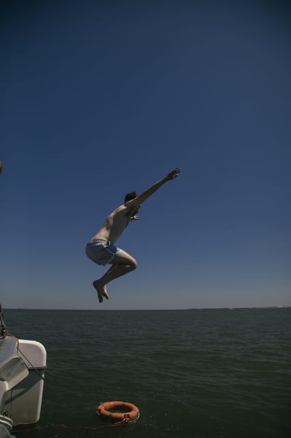 Lisbon: Catamaran Boat Party with Music, Open Bar & Dives - Who should book this experience?