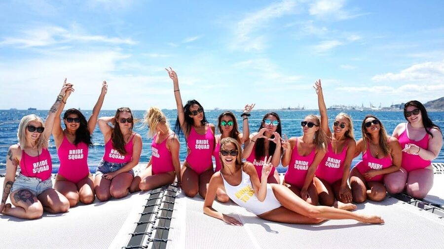 Lisbon: Catamaran Boat Party with Music, Open Bar & Dives - Algés and the first hour aboard