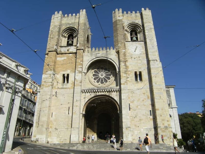 Lisbon: City Highlights Tuk-Tuk Tour with Pickup - Graça and the view from Senhora do Monte