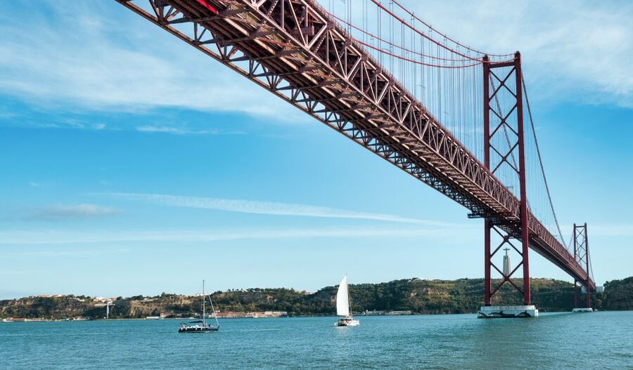 Lisbon: City Skyline Sailboat Cruise with Drink and Snacks - Crossing to Cacilhas and Cristo Rei