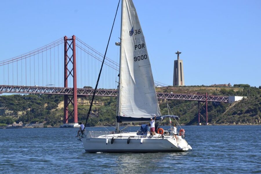 Lisbon: Day and Sunset Tour on the Tagus River - What the boat provides during two hours
