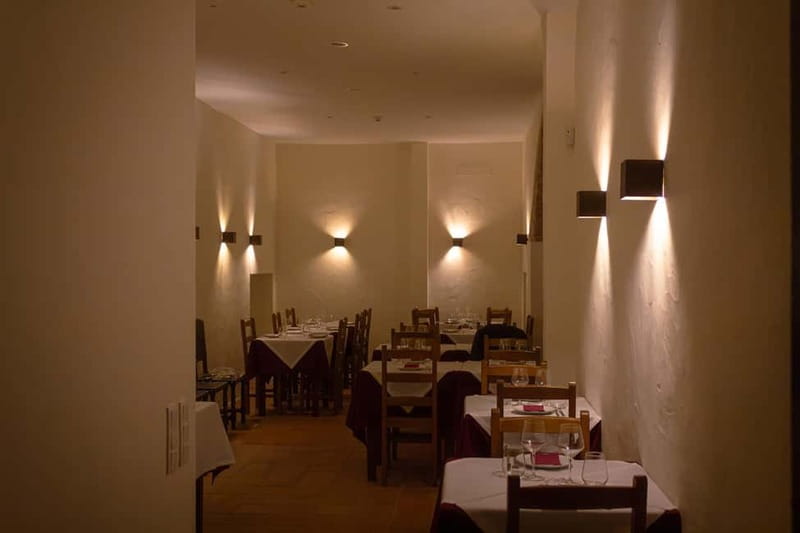 Lisbon: Dinner with Fado Show with the Rising Stars of Fado - The room: intimate, cosy, and sometimes too warm
