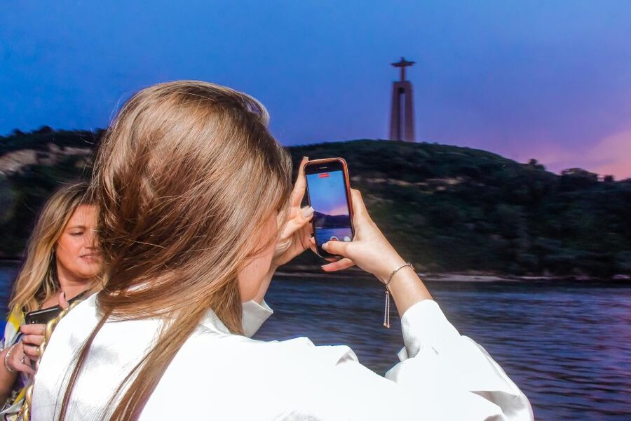 Lisbon: Disco Night Cruise with DJ and Open Bar - Finding Estação Fluvial Sul e Sueste