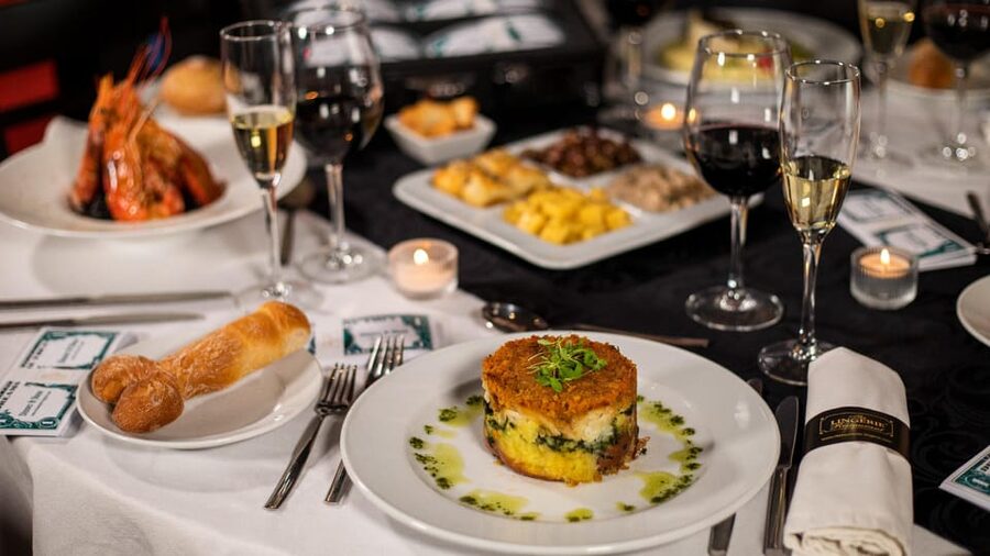 Lisbon: Erotic Cabaret Show and Dinner - The evening begins with wine and a change of pace