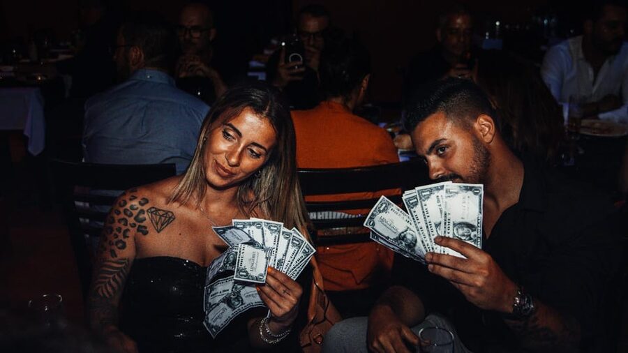 Lisbon: Erotic Cabaret Show and Dinner - Unlimited Portuguese wine changes the value calculation