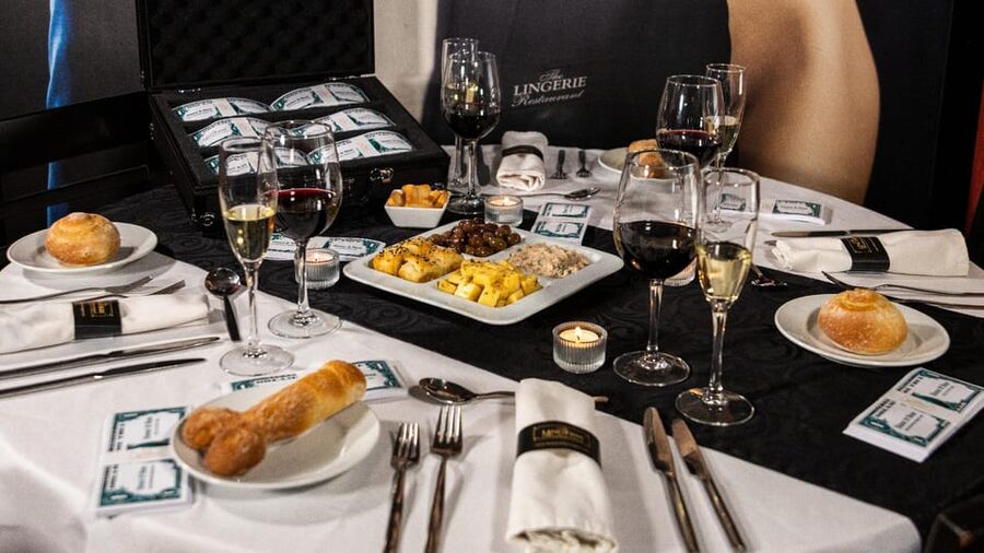 Lisbon: Erotic Cabaret Show and Dinner - The intimate setting favors dates and small celebrations