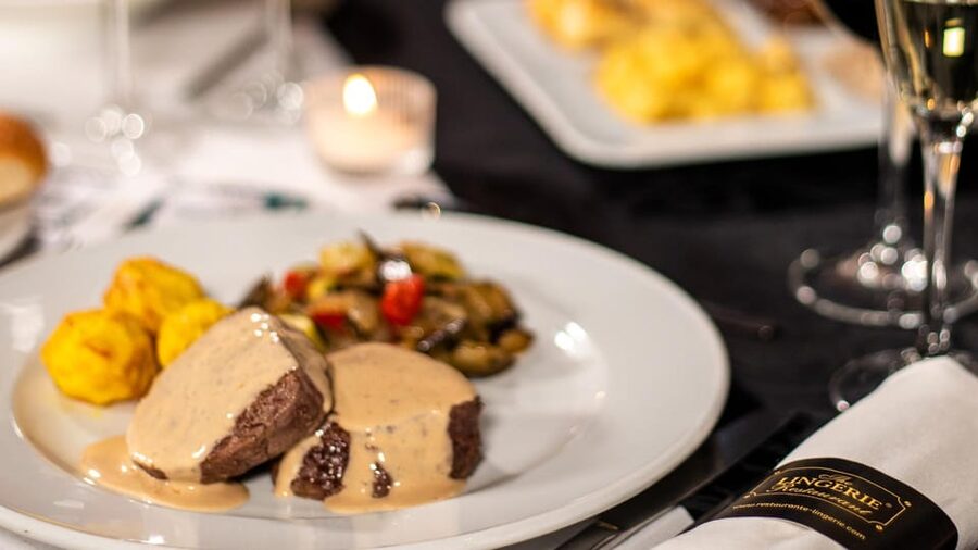 Lisbon: Erotic Cabaret Show and Dinner - Who will get the most from this Lisbon night