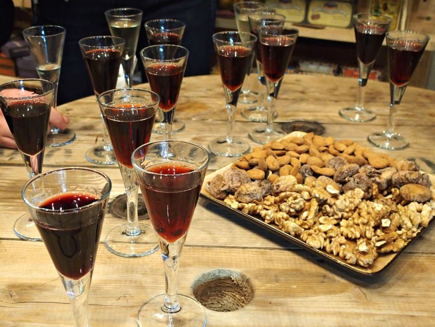 Lisbon: Evening Local Food Crawl with Drink Pairings - Who should book this experience?