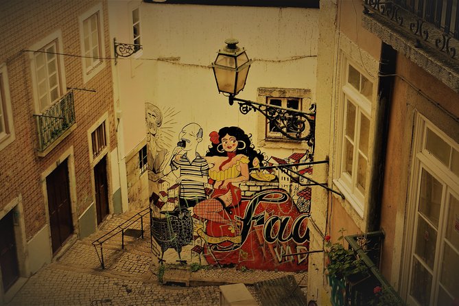 Lisbon Fado Experience: Walking Tour, Dinner and Live Music Show - Mouraria and Alfama, where the music gets its setting