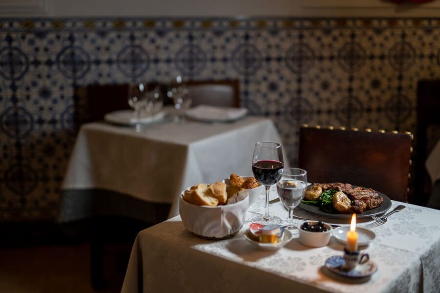Lisbon: Fado Show and Portuguese Dinner - Meeting at Praça Luís de Camões