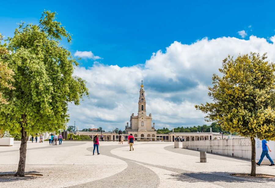 Lisbon: Fatima, Batalha, Nazare and Obidos Tour Hotel Pickup - Four landmark stops from Lisbon in one long day