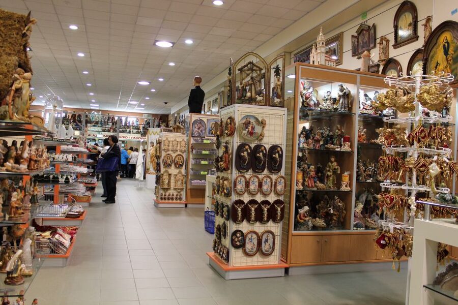 Lisbon: Fatima, Batalha, Nazare and Obidos Tour Hotel Pickup - The guides can shape the whole day
