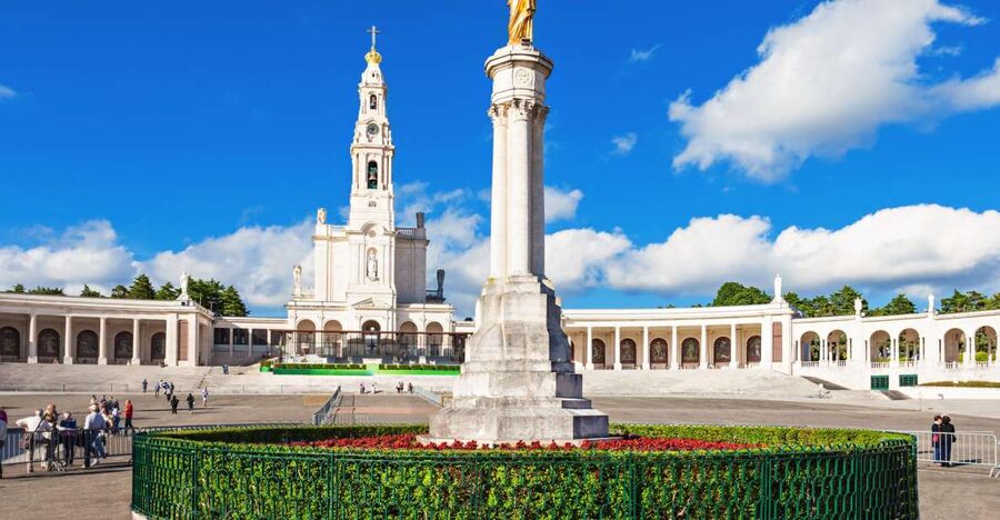 Lisbon: Fátima & The Shepherd Children Home Self-Guided Tour - The basilica and the tombs of the shepherd children