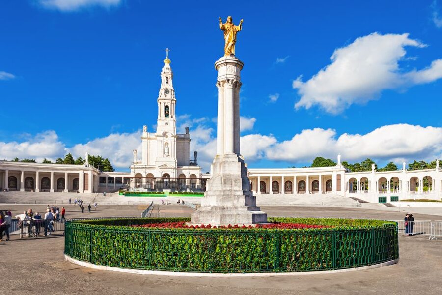 Lisbon: Fátima & The Shepherd Children Home Self-Guided Tour - Following the pilgrims into the Sanctuary