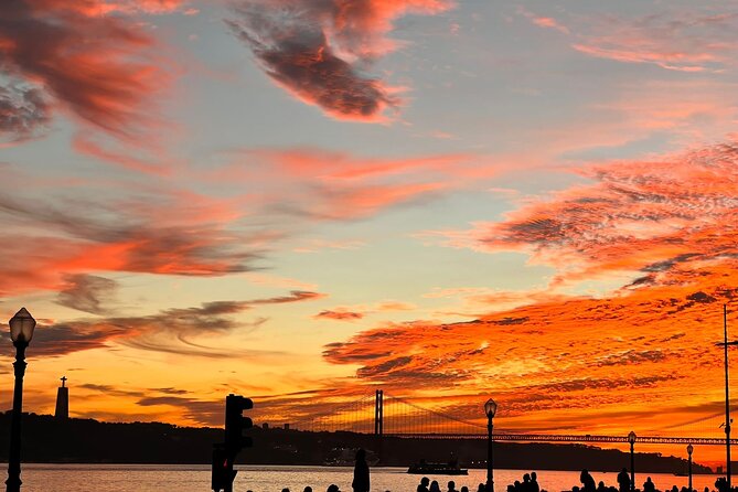 Lisbon: Historic City Tour by Tuk-Tuk - São Vicente, the flea market, and the National Pantheon
