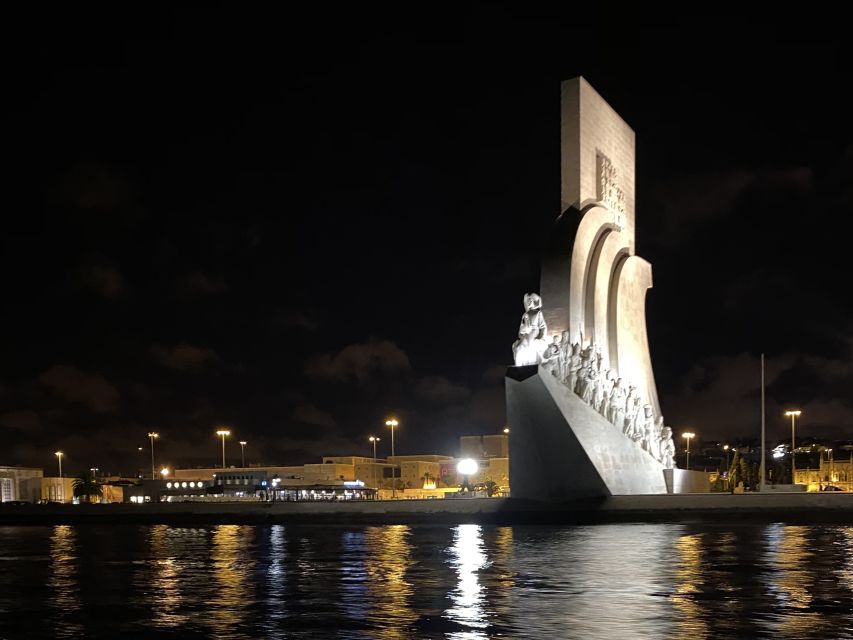 Lisbon: Luxury Sailboat Cruise at Night - What the two-hour format does well