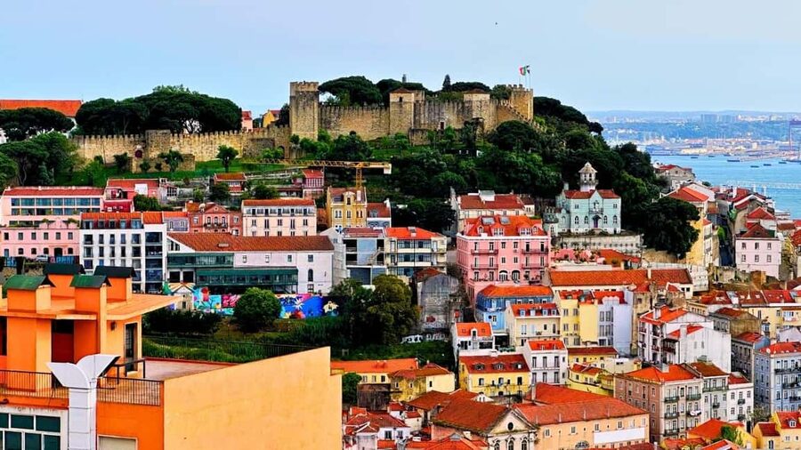 Lisbon: Old Town Tuk-Tuk Tour. - From the Tagus to Commerce Square
