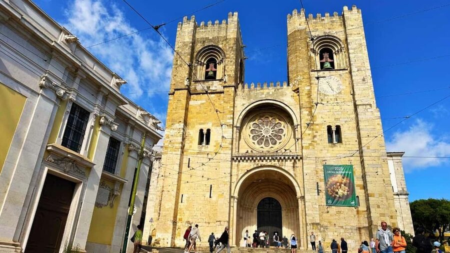 Lisbon: Old Town Tuk-Tuk Tour. - Graças tiles and Senhora do Monte