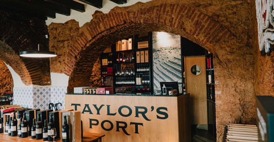 Lisbon: Port Wine Tasting at Taylor’s Shop and Tasting Room - Arriving in Alfama beside Chafariz del Rei