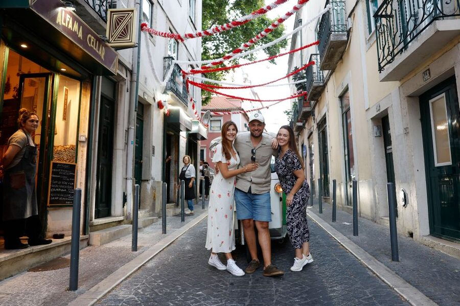 Lisbon: Private Guided Tour by Electric Tuk Tuk - From Casa dos Bicos to the riverfront