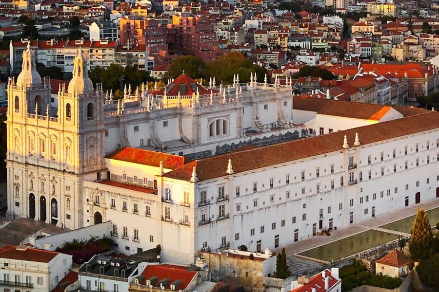 Lisbon: Private Sightseeing Tour in a Vintage Tuk Tuk - What the guide adds to the ride
