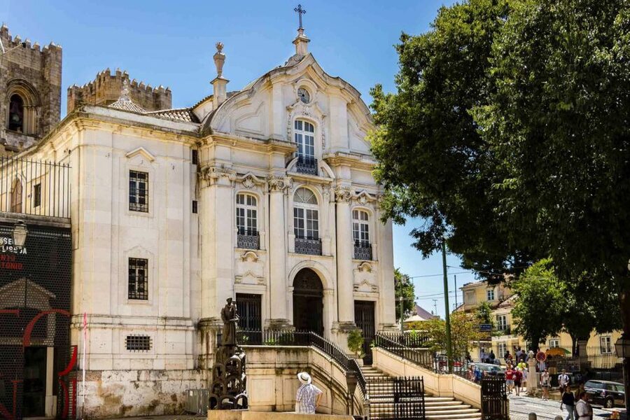 Lisbon: Private Sightseeing Tour in a Vintage Tuk Tuk - Comfort, weather, and the cobblestones