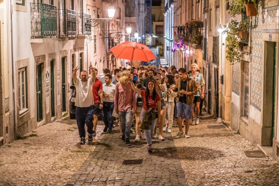 Lisbon: Pub Crawl with Open Bar and VIP Club Entry - Starting at Praça Luís de Camões