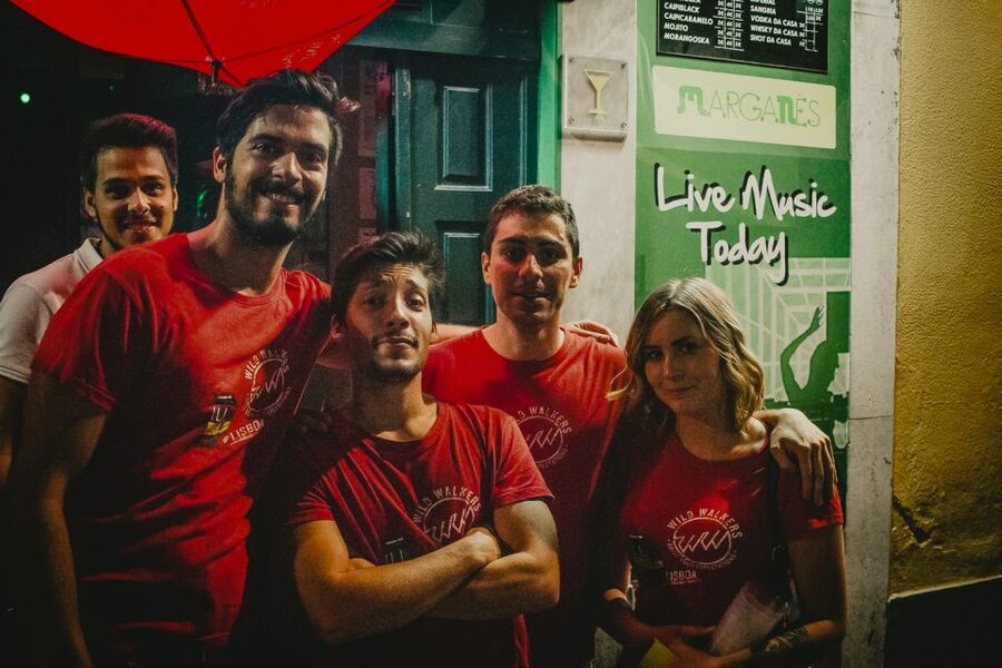 Lisbon: Pub Crawl with Open Bar and VIP Club Entry - The first hour: beer, sangria, and introductions