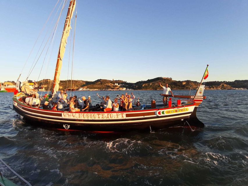 Lisbon: River Tagus Sightseeing Cruise in Traditional Vessel - Leaving Ribeira das Naus and the central waterfront