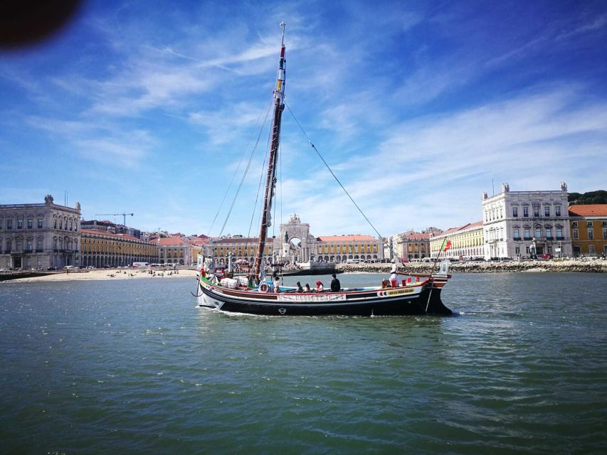 Lisbon: River Tagus Sightseeing Cruise in Traditional Vessel - Finding the boat at Commerce Square