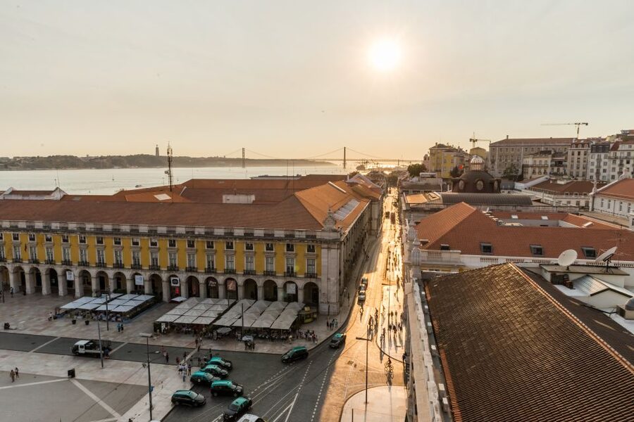 Lisbon: Rua Augusta Arch Admission Ticket - Taking the elevator and climbing higher