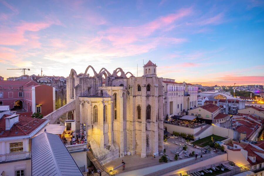 Lisbon's historic old town in a tuk-tuk in German - Who gets the best value from this ride?