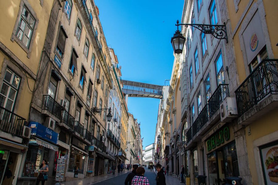 Lisbon's historic old town in a tuk-tuk in German - Starting in Alfama, Lisbon’s oldest-feeling quarter